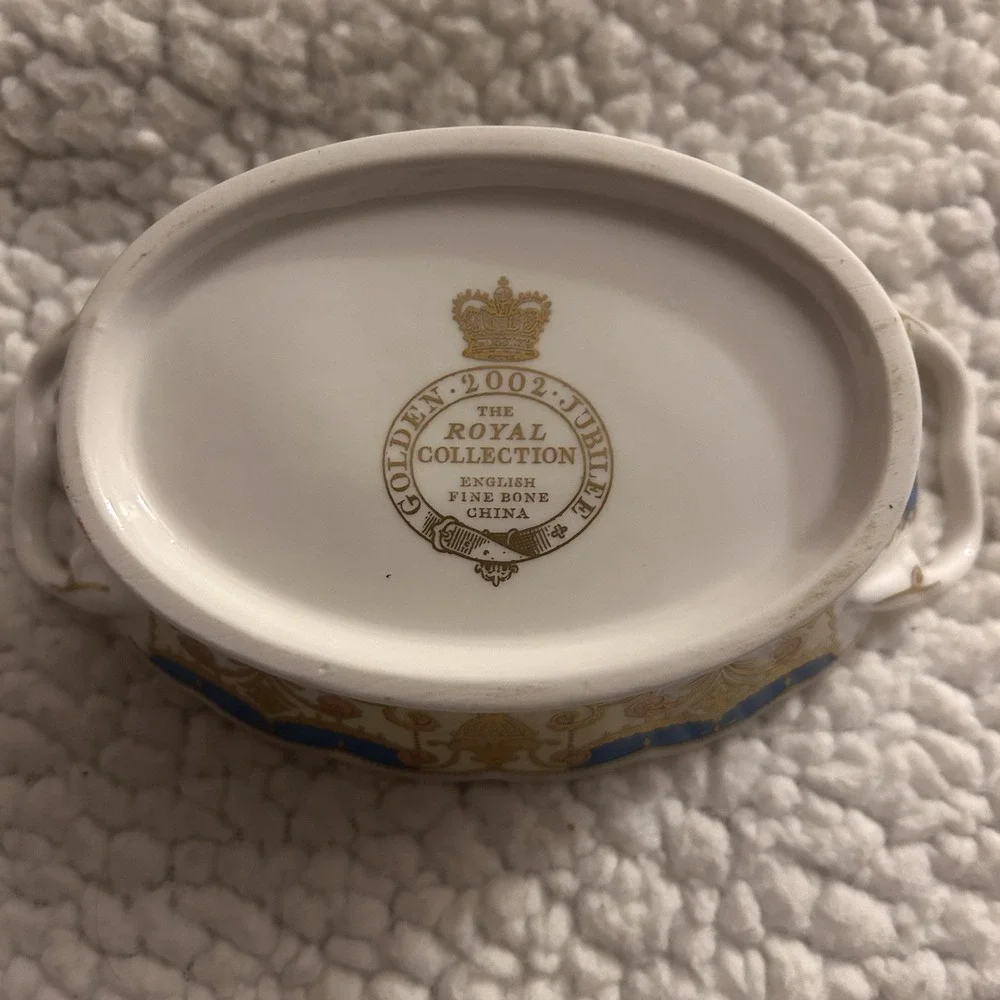 Queen Elizabeth ll Bone China Basket 2002 Golden Jubilee Royal Collection